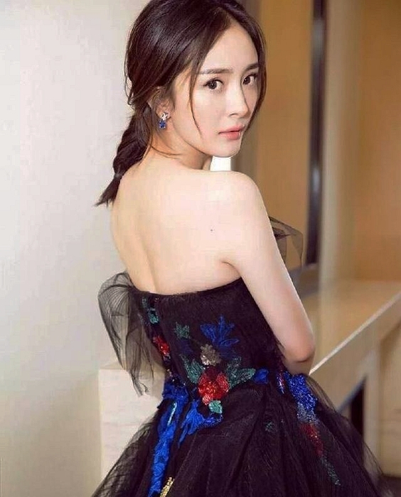 美得明艳,美的张扬的李沁美人背被成为美人评判的第2标准,可见魅力